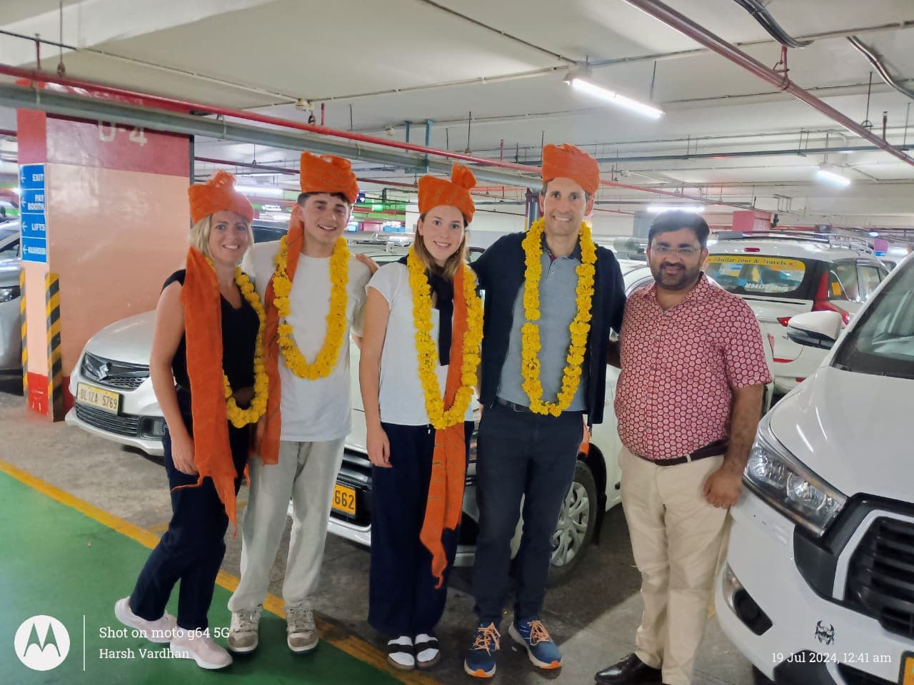 Jaipur tour operator with international tourists India Jaipur tour guide with visitors