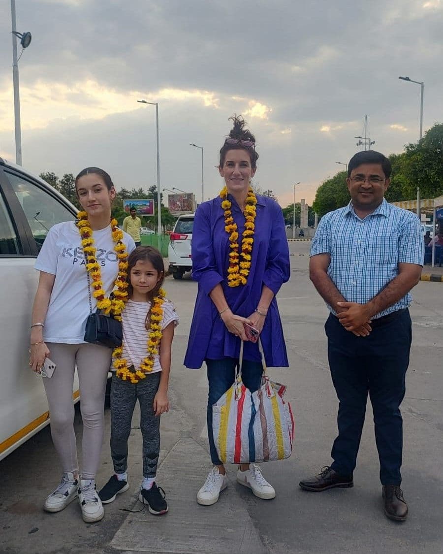 International guests welcomed on Rajasthan tour package Rajasthan tour family guests