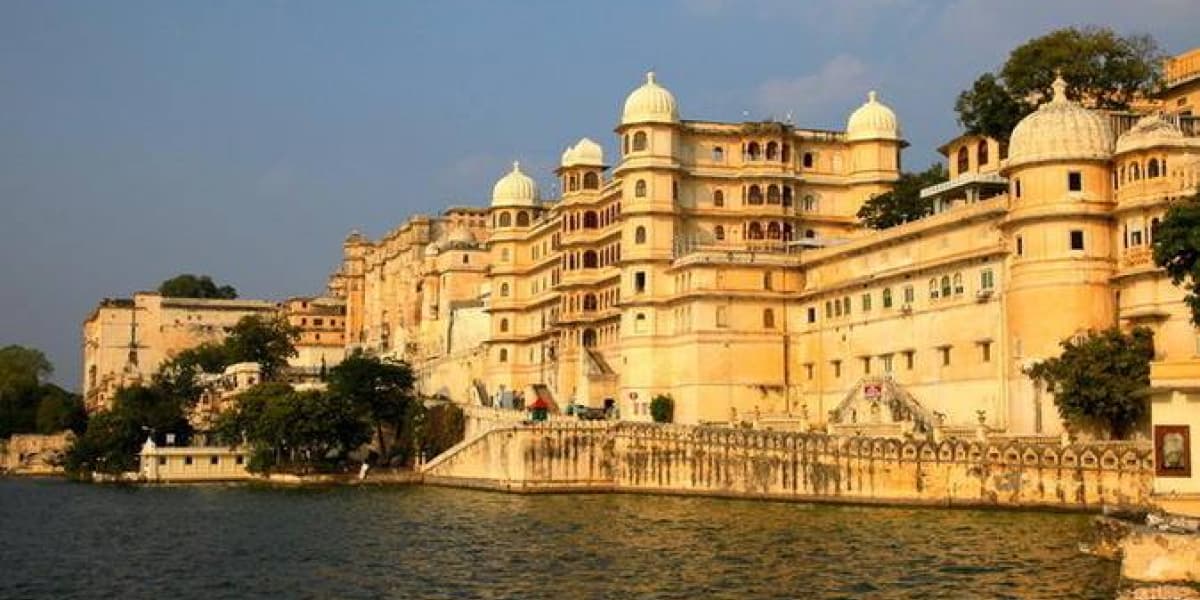 Udaipur City Palace Sightseeing and Car Rental Udaipur City Palace taxi